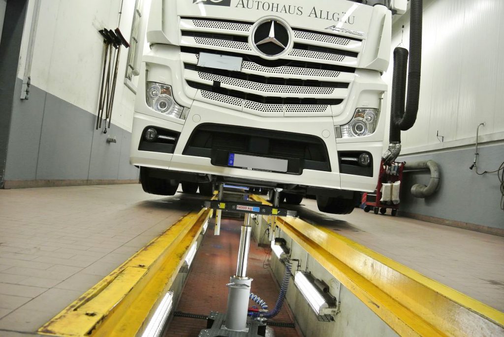 Mercedes LKW über Montagegrube