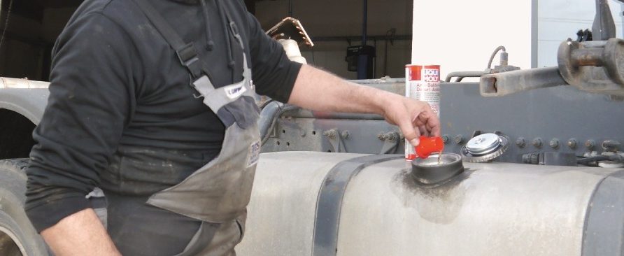 Anti-Bakterien-Diesel-Additiv wird in einen Lkw-Tank gekippt