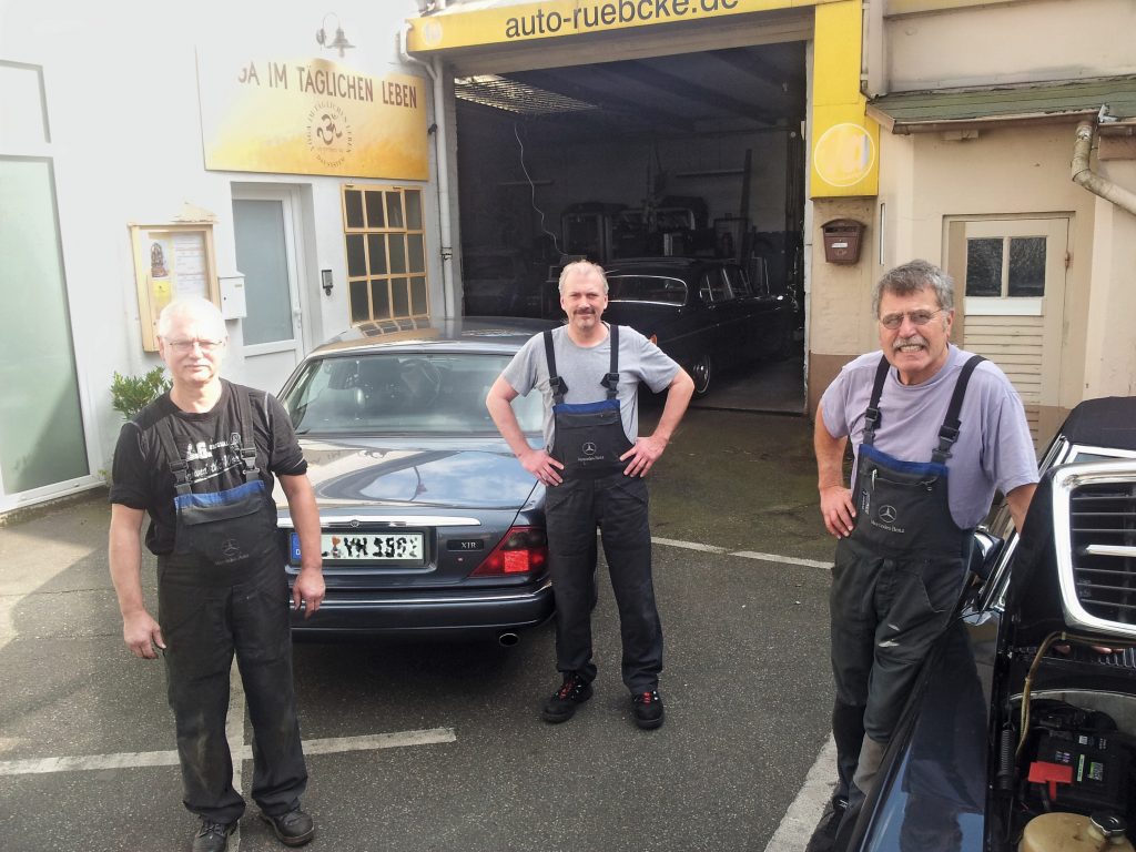 Werkstattleiter Raimund Rübcke mit Kollegen vor seiner Werkstatt