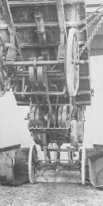 Hebetechnik 1900 - Lastwagen mit Flaschenzug angehoben